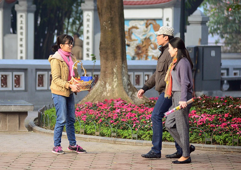 Người dân Thủ đô mua muối lấy may ngày mùng 1 Tết ảnh 7